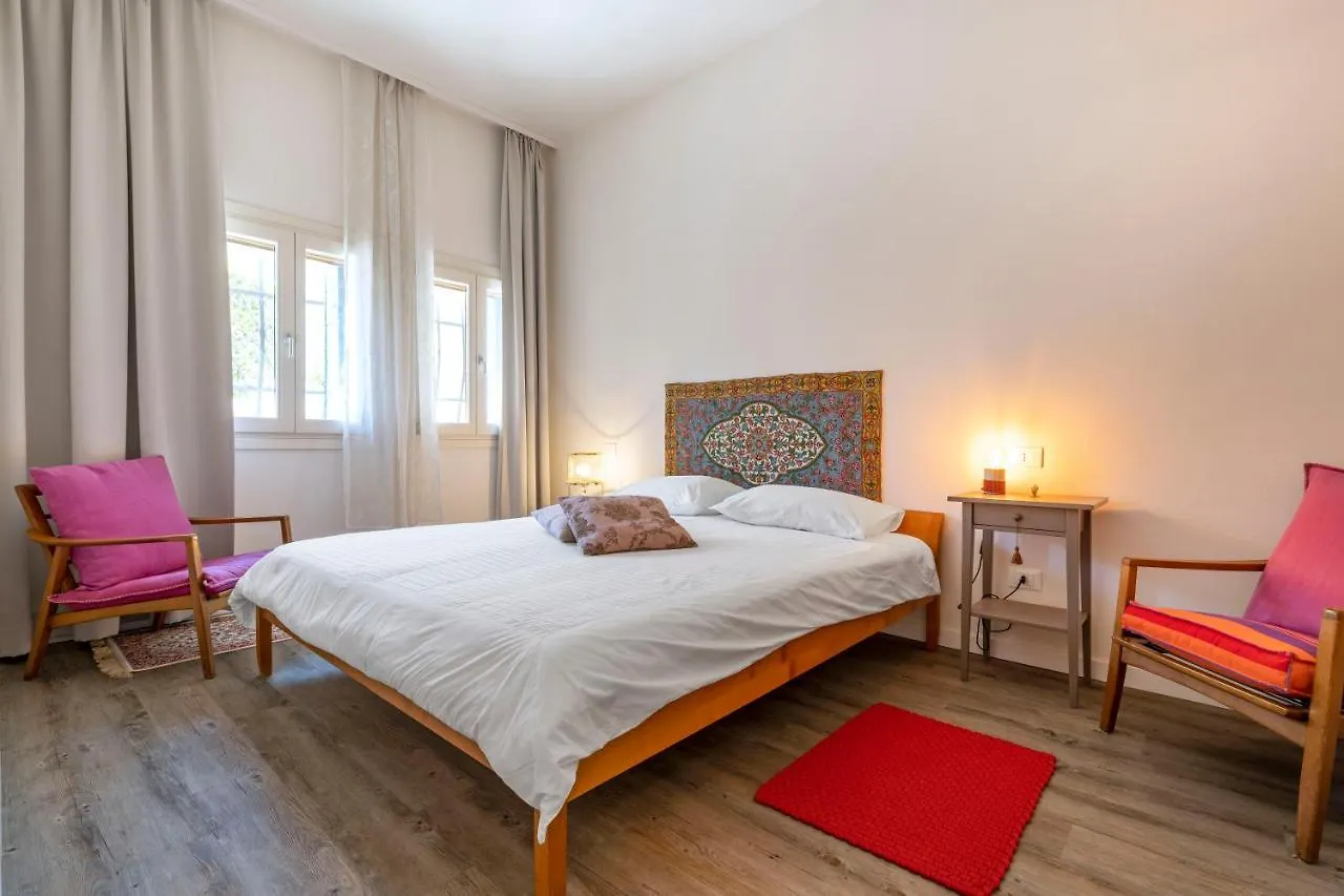 Snug Apartment With Private Courtyard M0270422677 Benátky Itálie