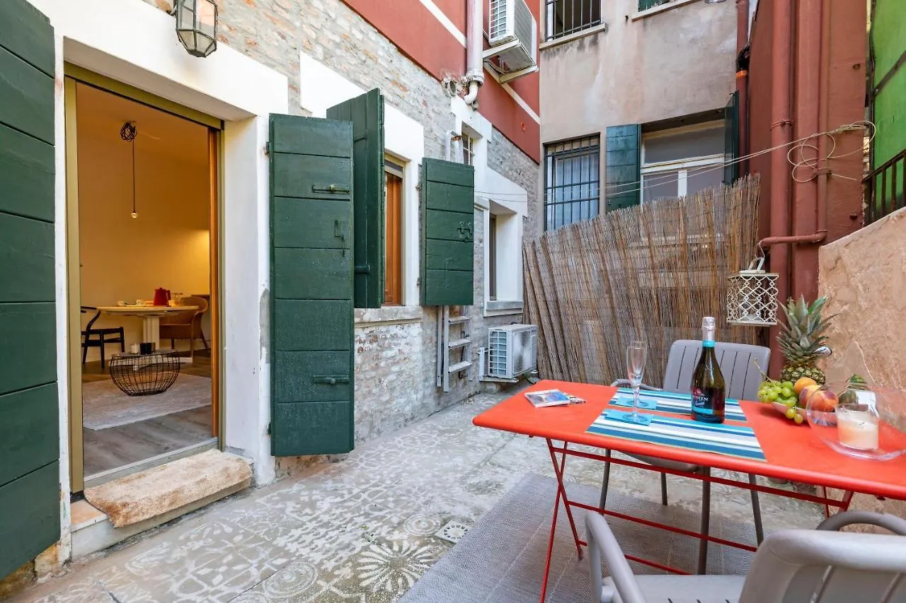 Snug Apartment With Private Courtyard M0270422677 Benátky Itálie