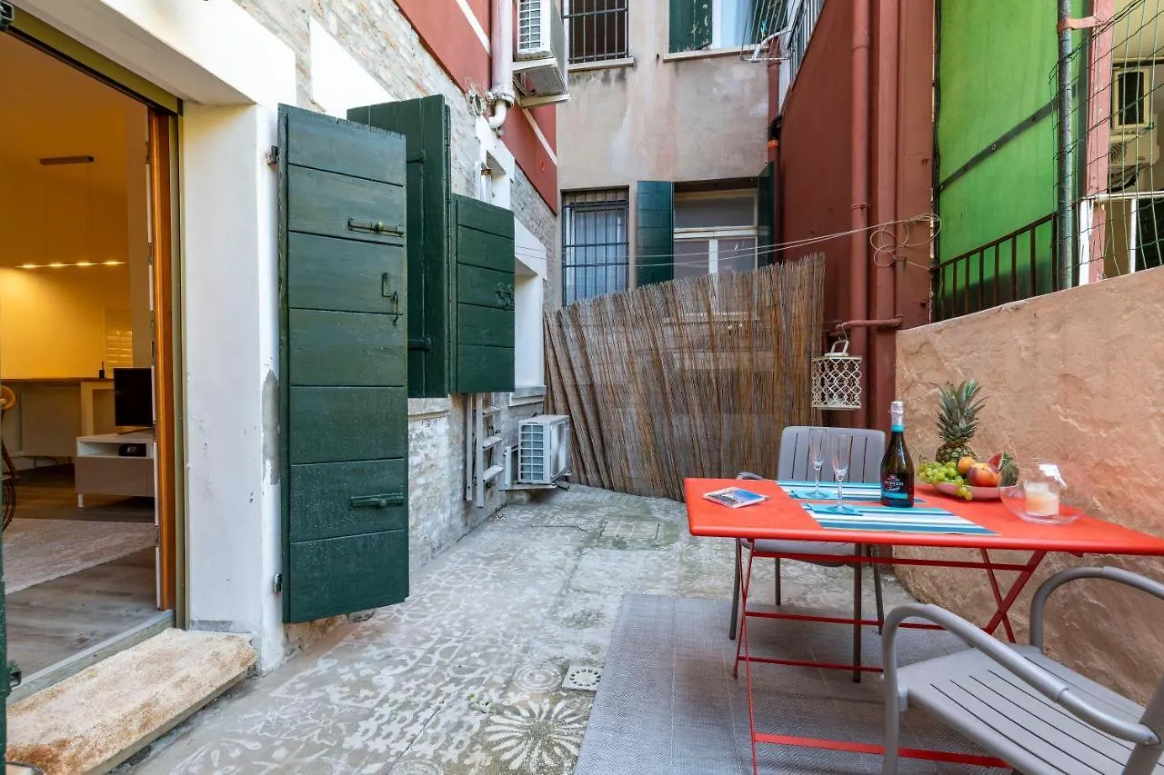 Snug Apartment With Private Courtyard M0270422677 Benátky 0*,