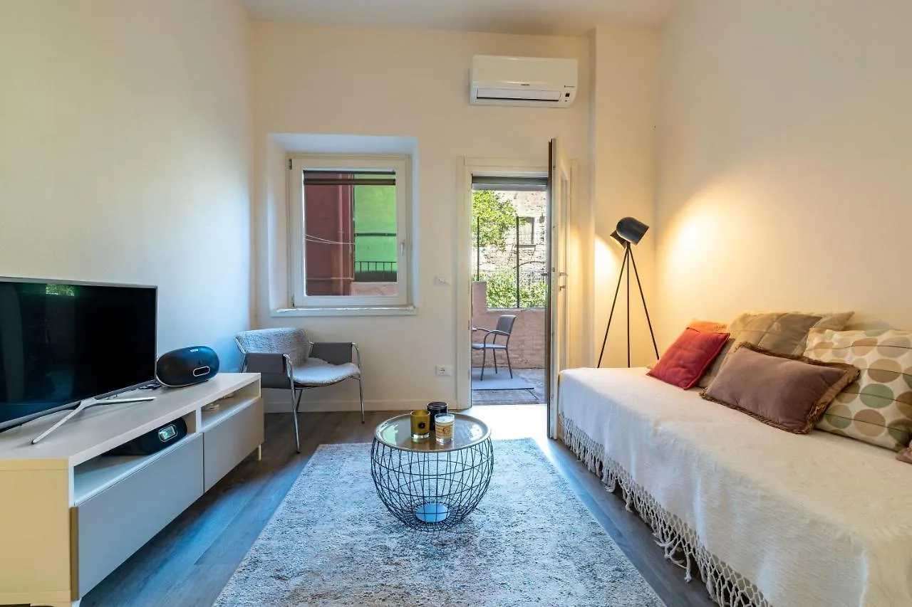 Snug Apartment With Private Courtyard M0270422677 Venice