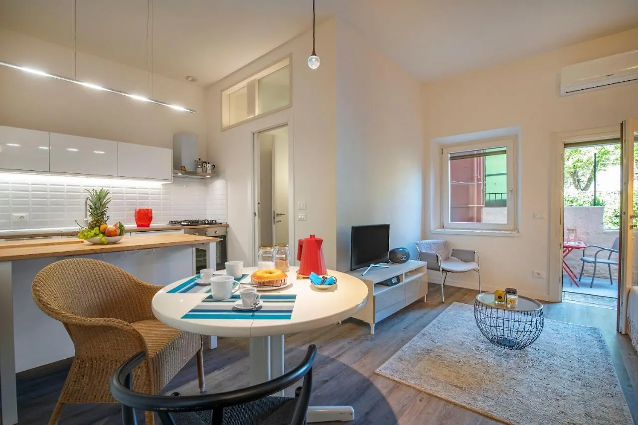 Snug Apartment With Private Courtyard M0270422677 Venice