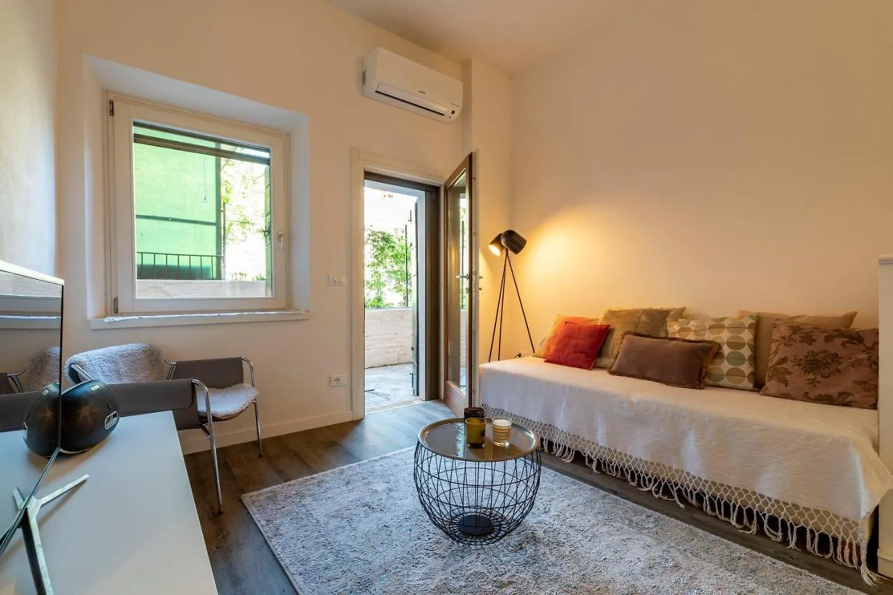 Snug Apartment With Private Courtyard M0270422677 Venice